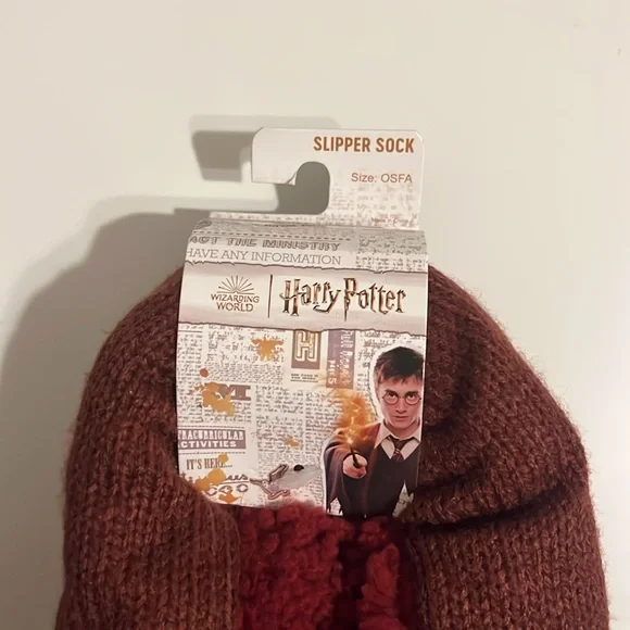 Harry Potter Gryffindor Alumni Patch Slipper Sock Maroon Bioworld Size OSFA - Picture 3 of 5